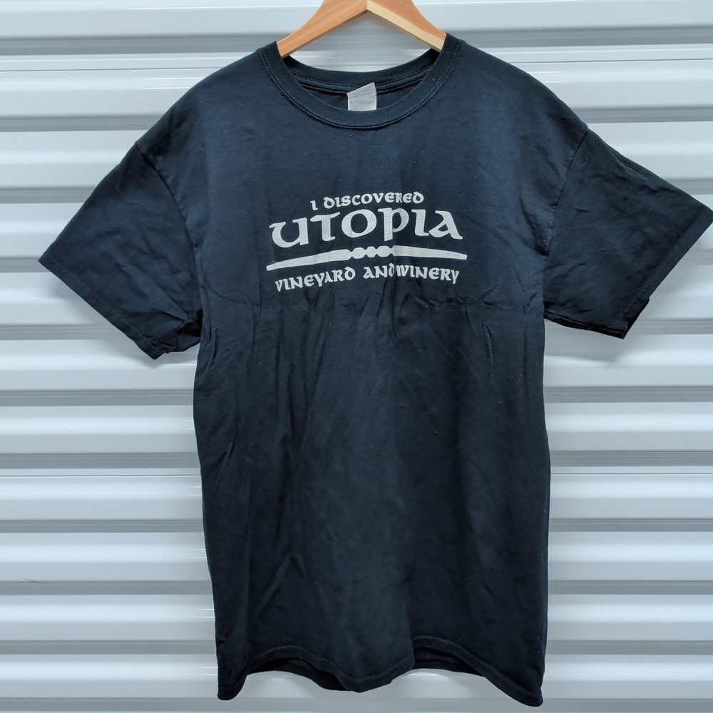 Gildan T-Shirt Size L Mens Black Utopia Vineyard Winery Pinot-Noirvana Graphic — photo 3